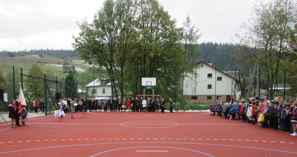 Uroczystość poświęcenia boiska sportowego przy Szkole Podstawowej w Zasadnem